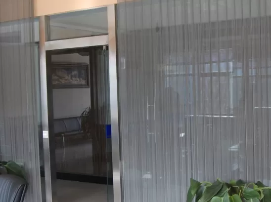 Metal mesh curtains that can be customized and adjusted